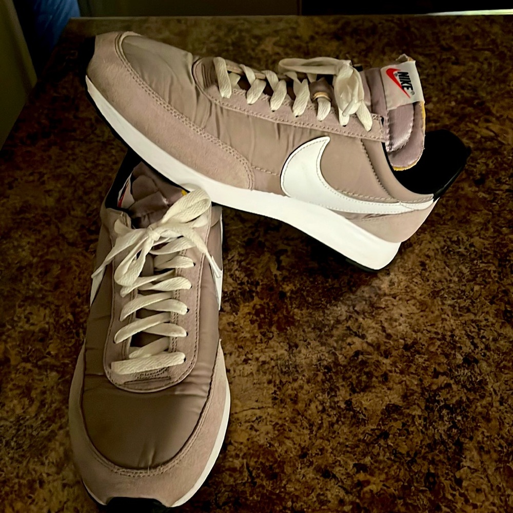 Very nice *Authentic* Nike Tailwind 79’ in excellent condition size 10 (Pumice)